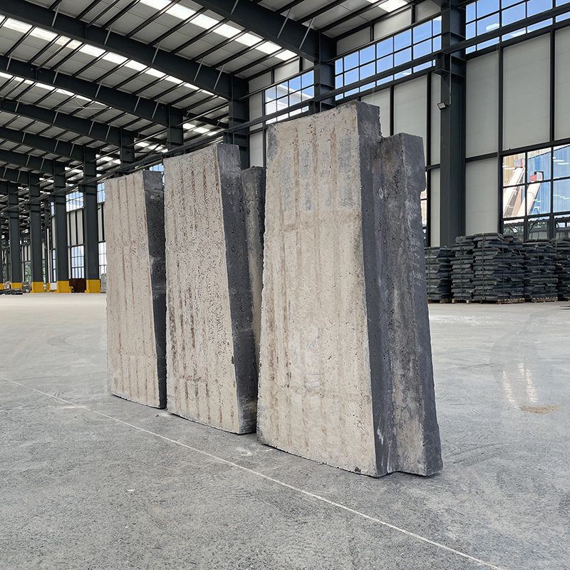 Silicon carbide hearth brick